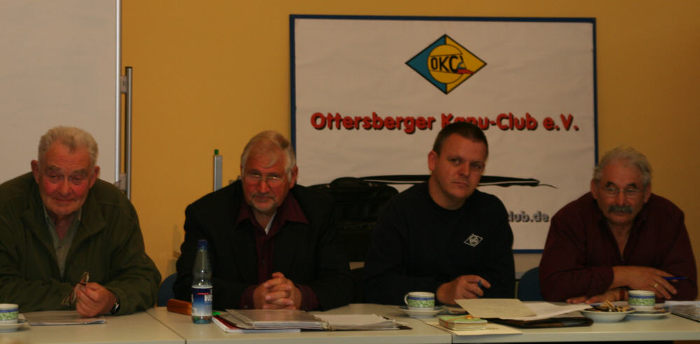 (von links) Referent für Kanusport und Umwelt Dirk Benjes, Bezirksvorsitzender Peter Papowski, 2. Vorsitzender Klaus Lemkau, Fachwart für Kanuwandersport Arno Braemer