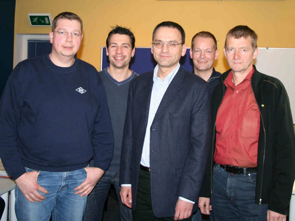 [von li. nach re.] Stefan Bassen (25 Jahre), Etienne Gruchmann (Jugendwart), Arno Gundlack (Vorsitzender), Hartmut Holsten (Kassenwart), Horst Hofmann (25 Jahre)