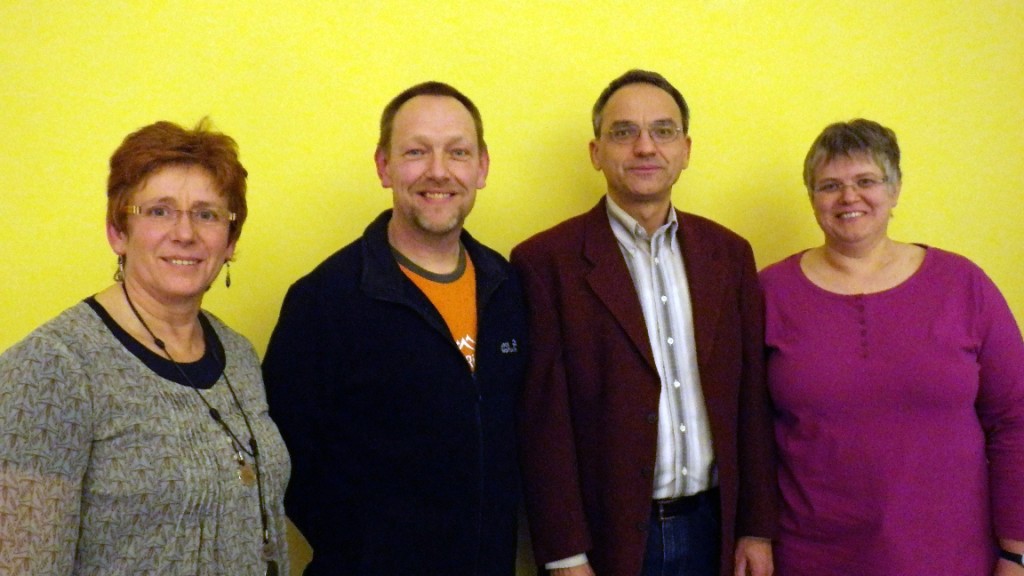 Gewählte des Vereins (v. links n. rechts): Elke Gasowski (Kassenprüferin), Bernd Jakobs (Jugendwart), Arno Gundlack (Vorsitzender), Ute Erdmann (Bezirkswanderwartin)